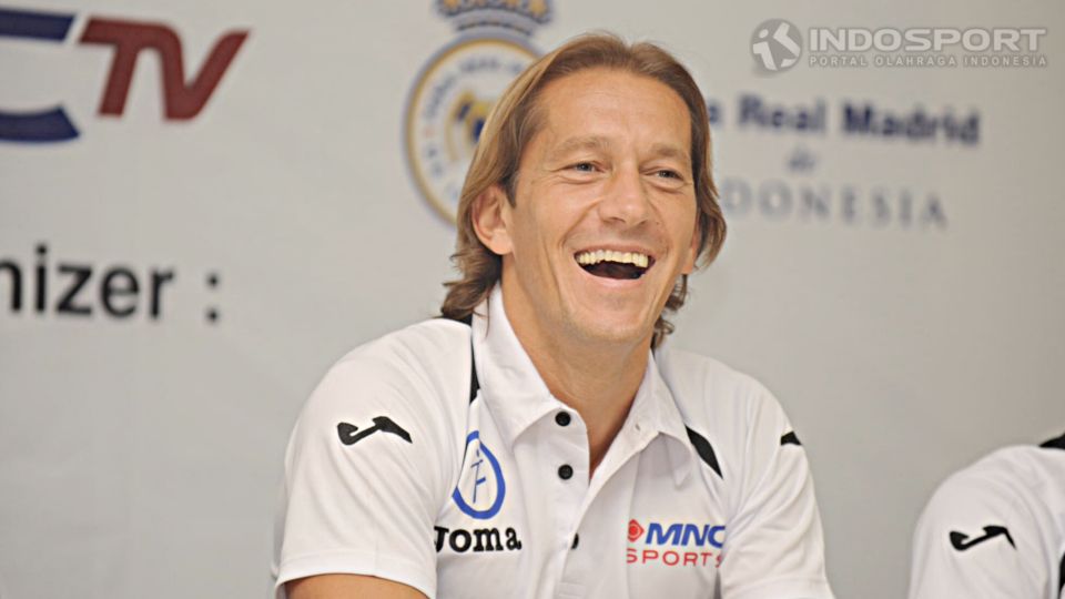 Michel Salgado datang ke Indonesia untuk menyapa fansnya yang tergabung dalam Pena Real Madrid beberapa tahun lalu. Copyright: © Ratno Prasetyo/INDOSPORT